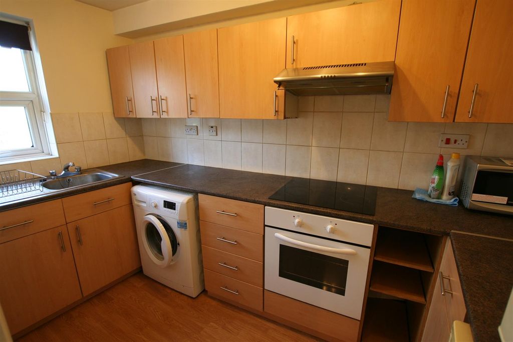 Property photo 3 of 6 Fortroyalmews,5Newkitchen.Jpg