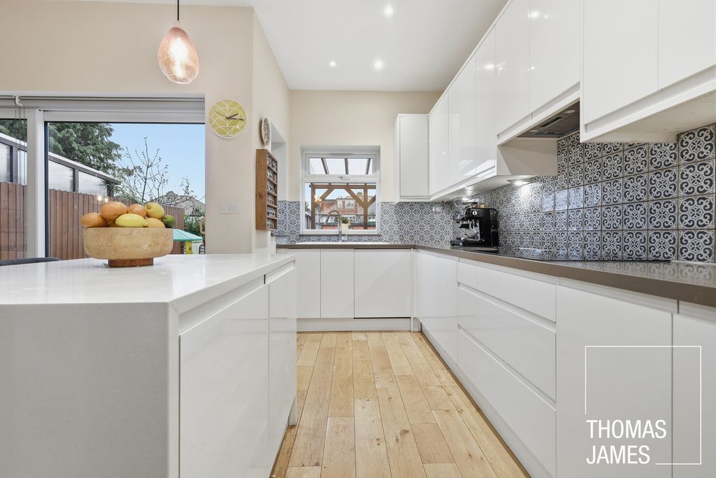 Property photo 3 of 28