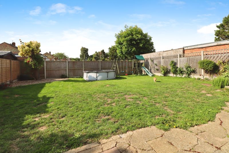 Property photo 2 of 18 St Marys Close