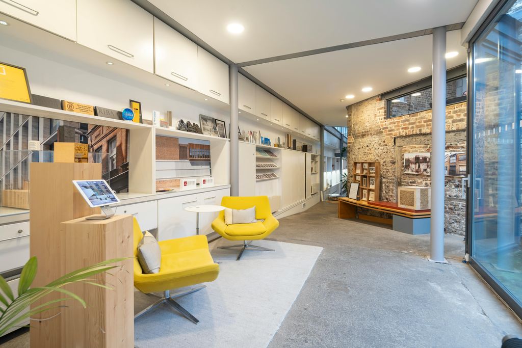 Property photo 2 of 15 .