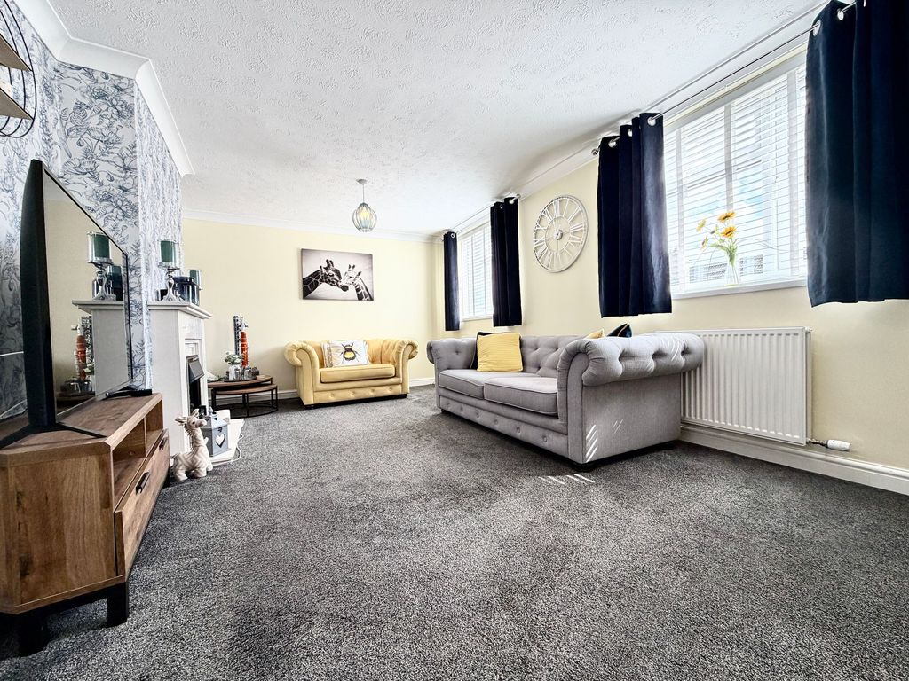 Property photo 3 of 17 Lounge