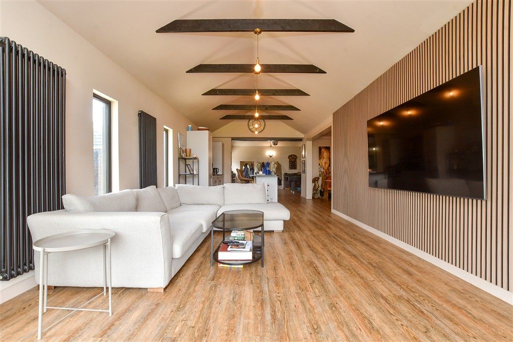 Property photo 3 of 17 Lounge