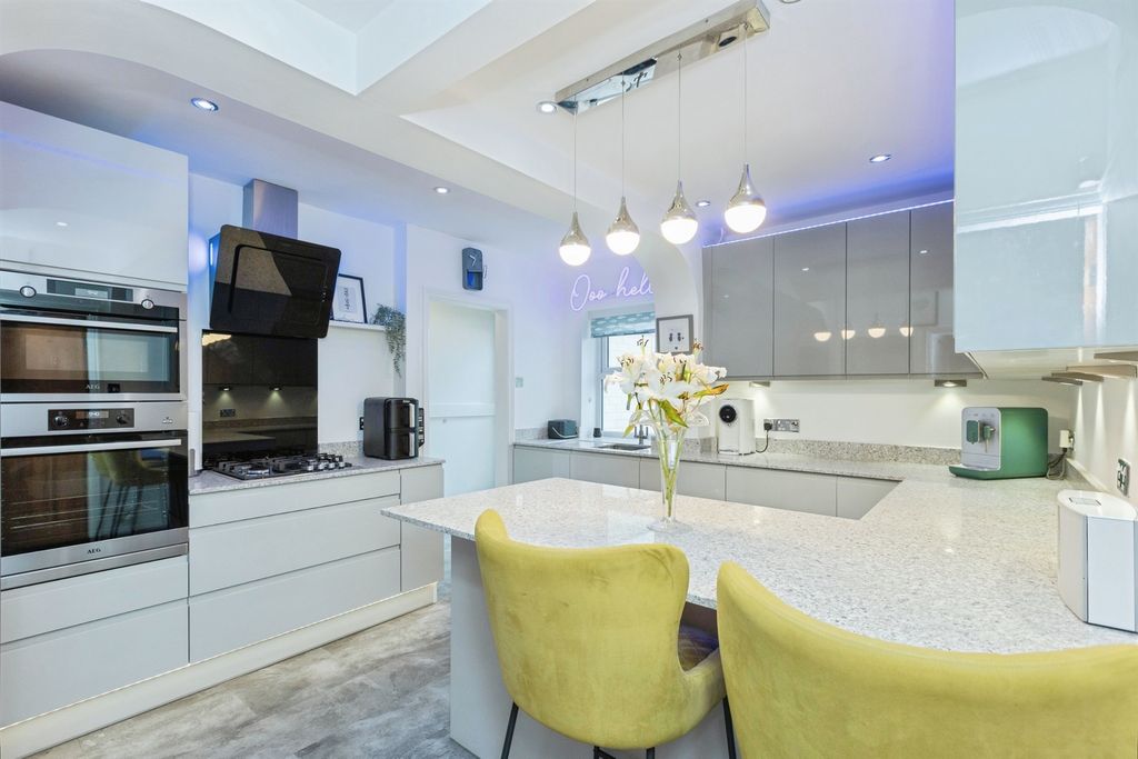 Property photo 3 of 18