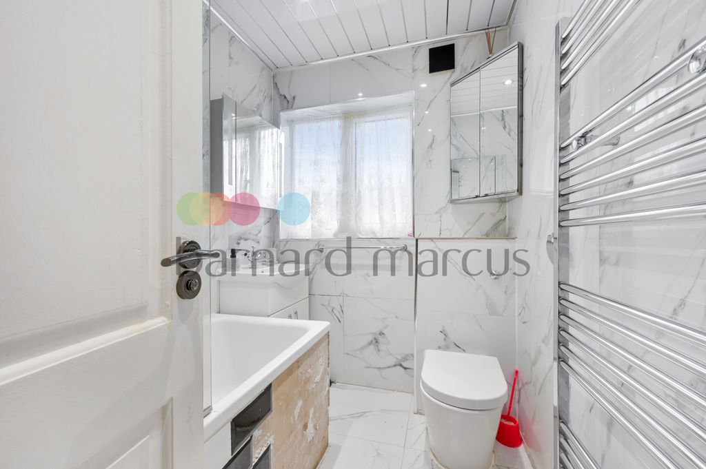 Property photo 1 of 9 Bathroom