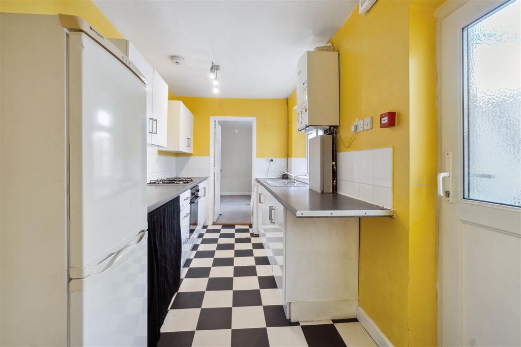 Property photo 3 of 6 Kitchen
