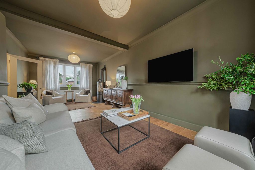 Property photo 3 of 18 Living Room