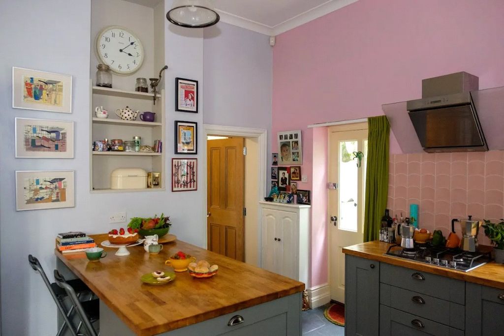 Property photo 3 of 27 Kitchen