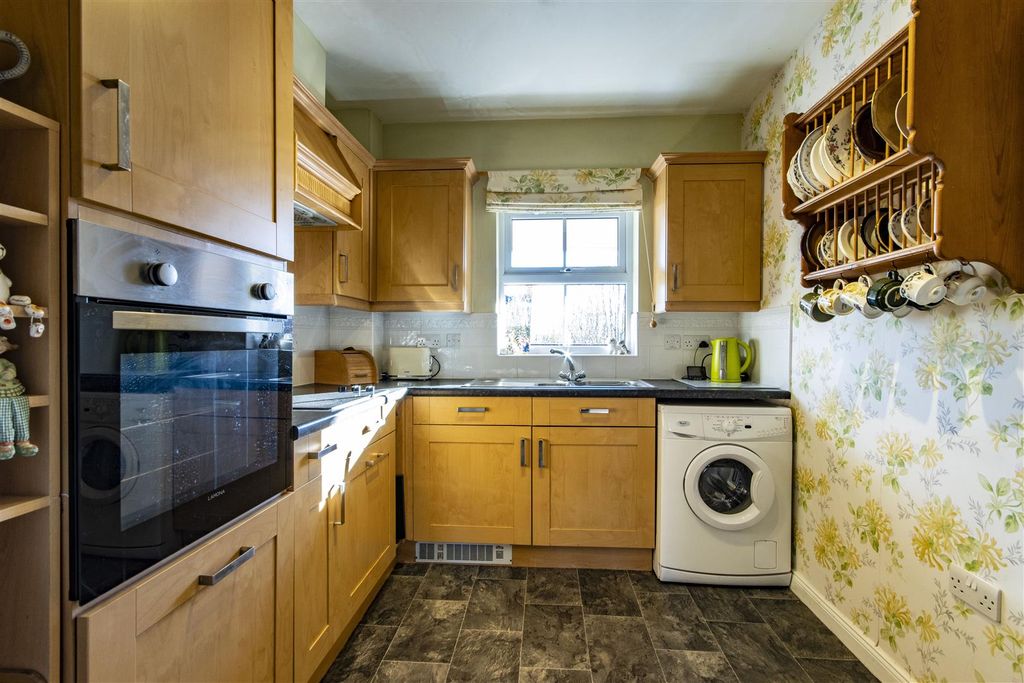 Property photo 2 of 11 Kitchen