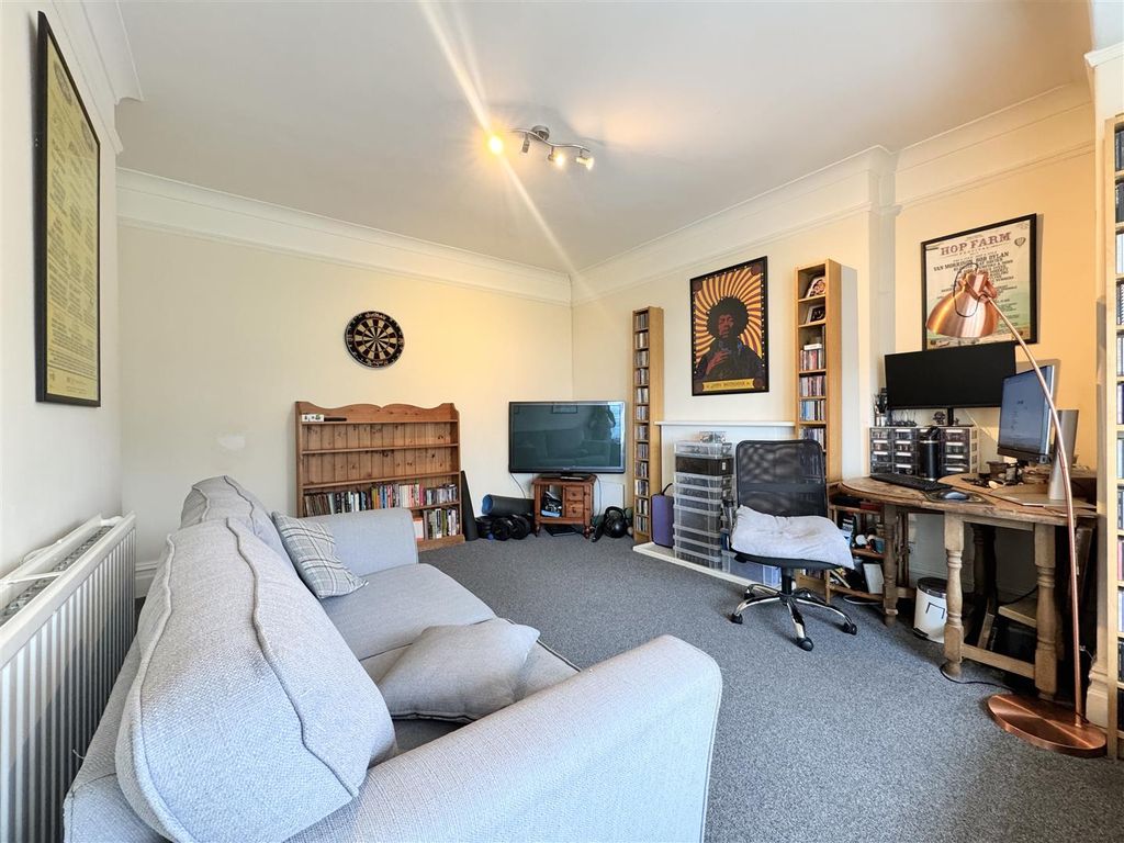 Property photo 2 of 17 Lounge