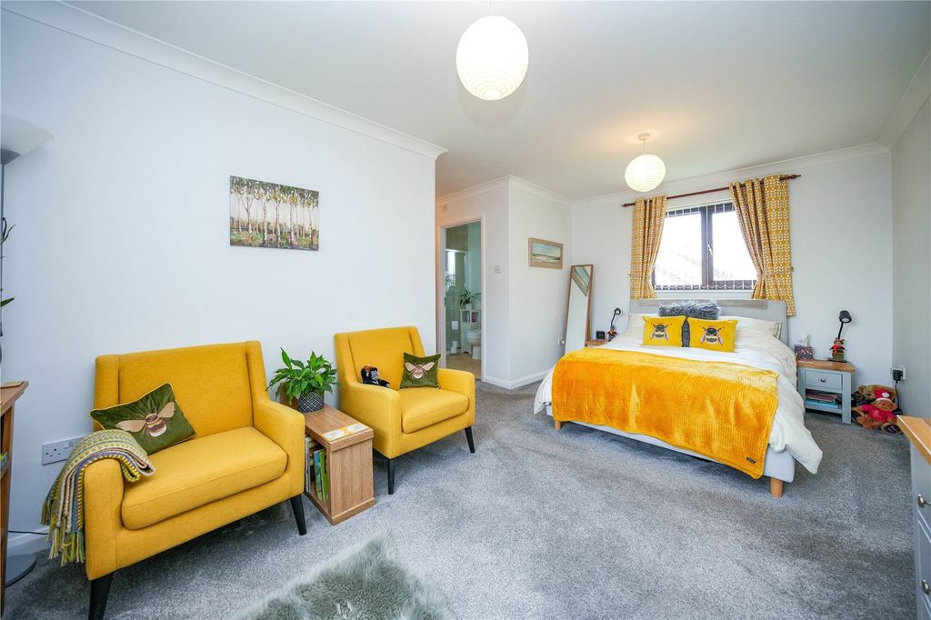 Property photo 2 of 19 Main Bedroom