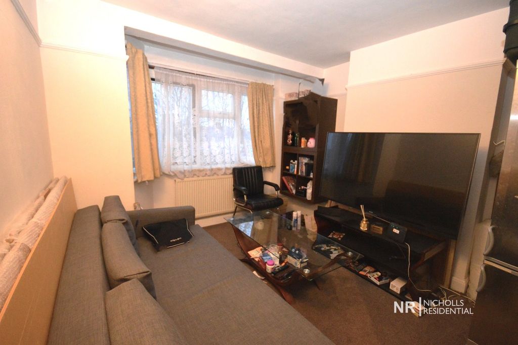 Property photo 3 of 6 Lounge