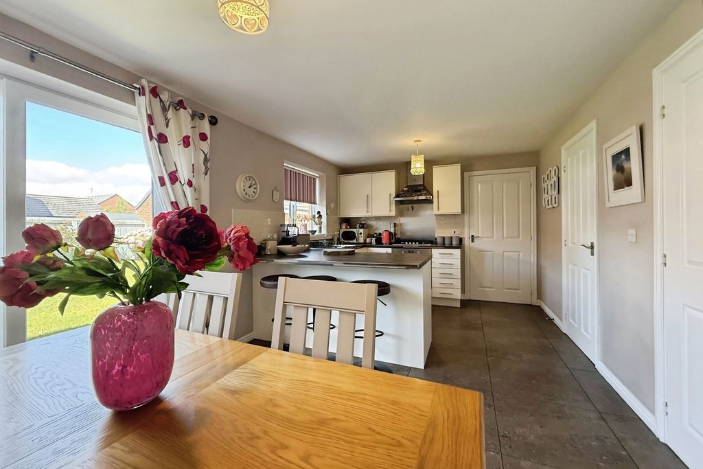 Property photo 3 of 15 Kitchen/Dining Room