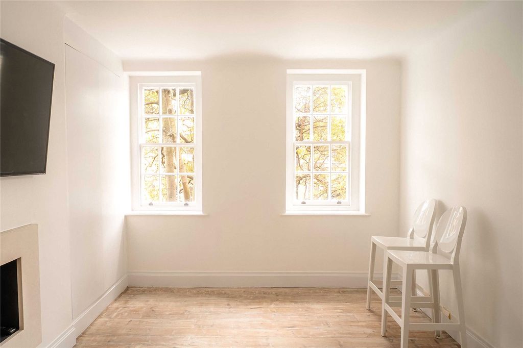 Property photo 2 of 11 Living Room