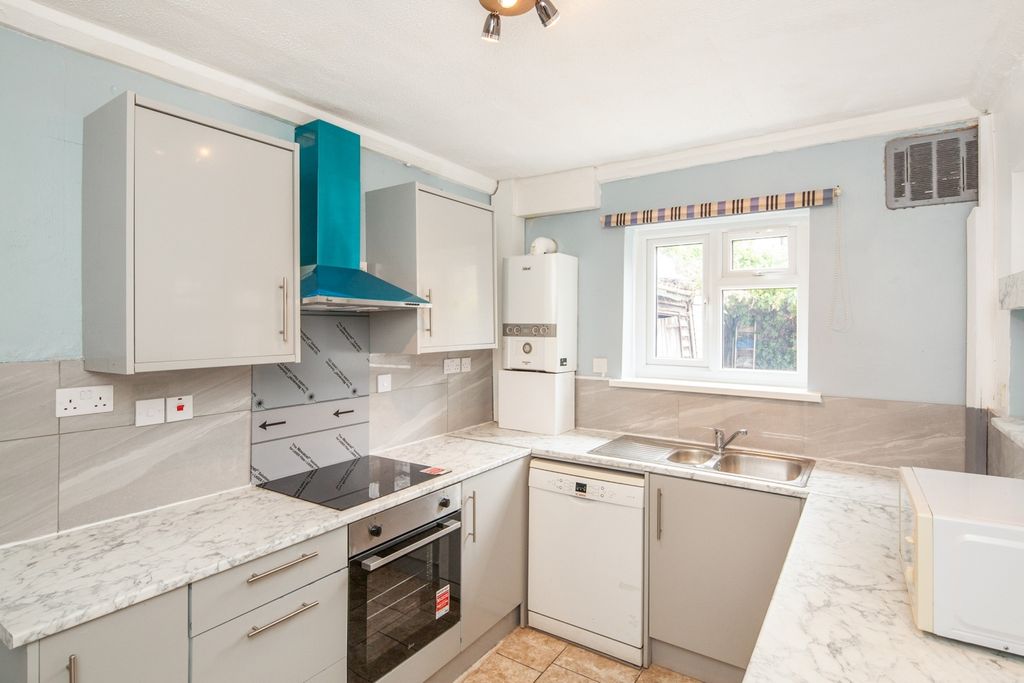 Property photo 2 of 10 Kitchen