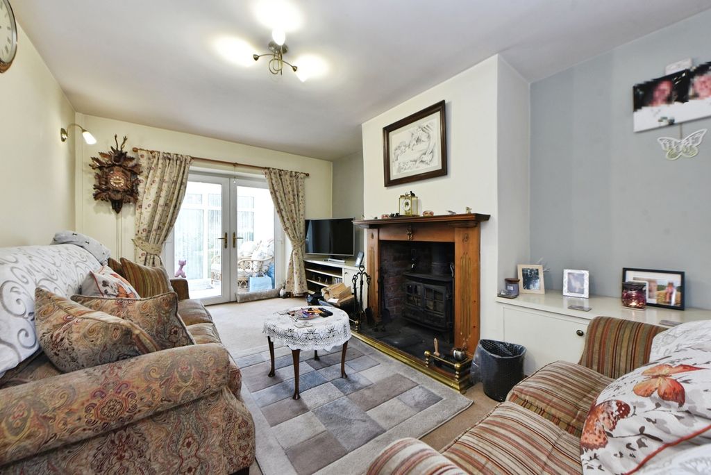 Property photo 2 of 18 Front Room