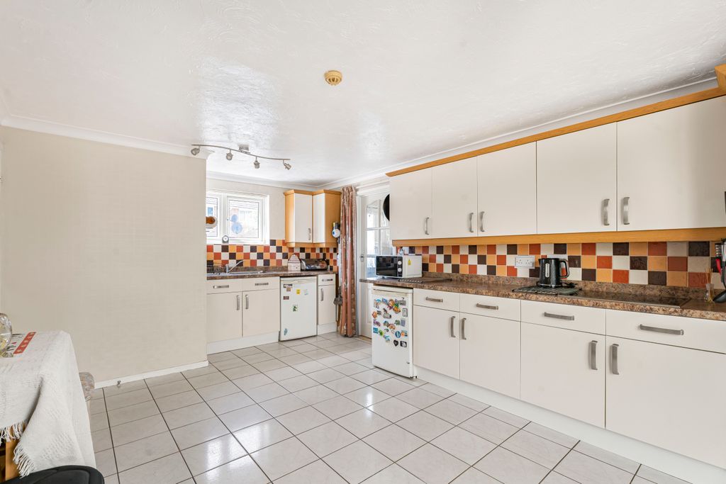 Property photo 3 of 12 Kitchen