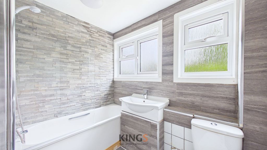 Property photo 3 of 9 Bathroom
