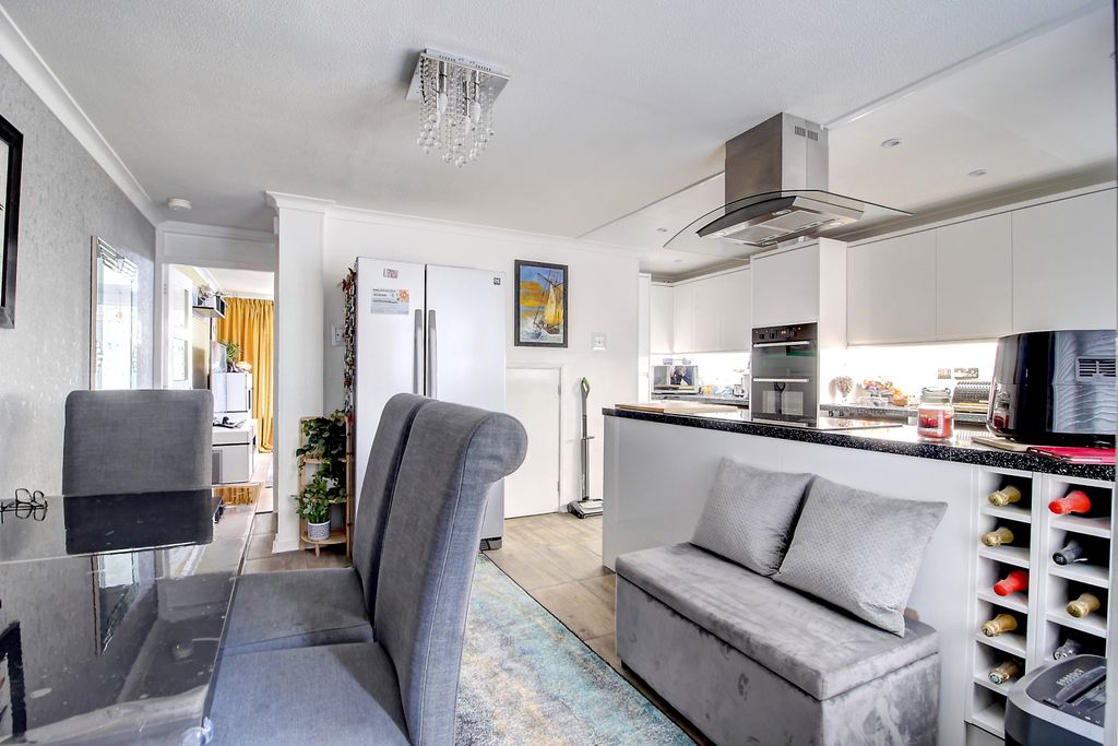 Property photo 3 of 18 Kitchen