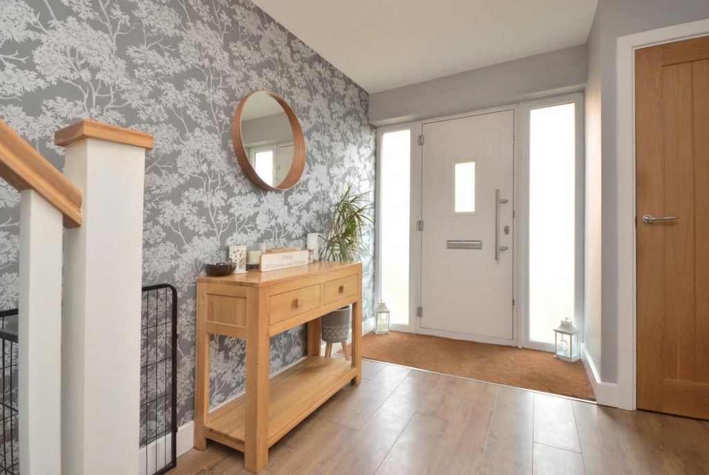 Property photo 3 of 16 Entrance Hall