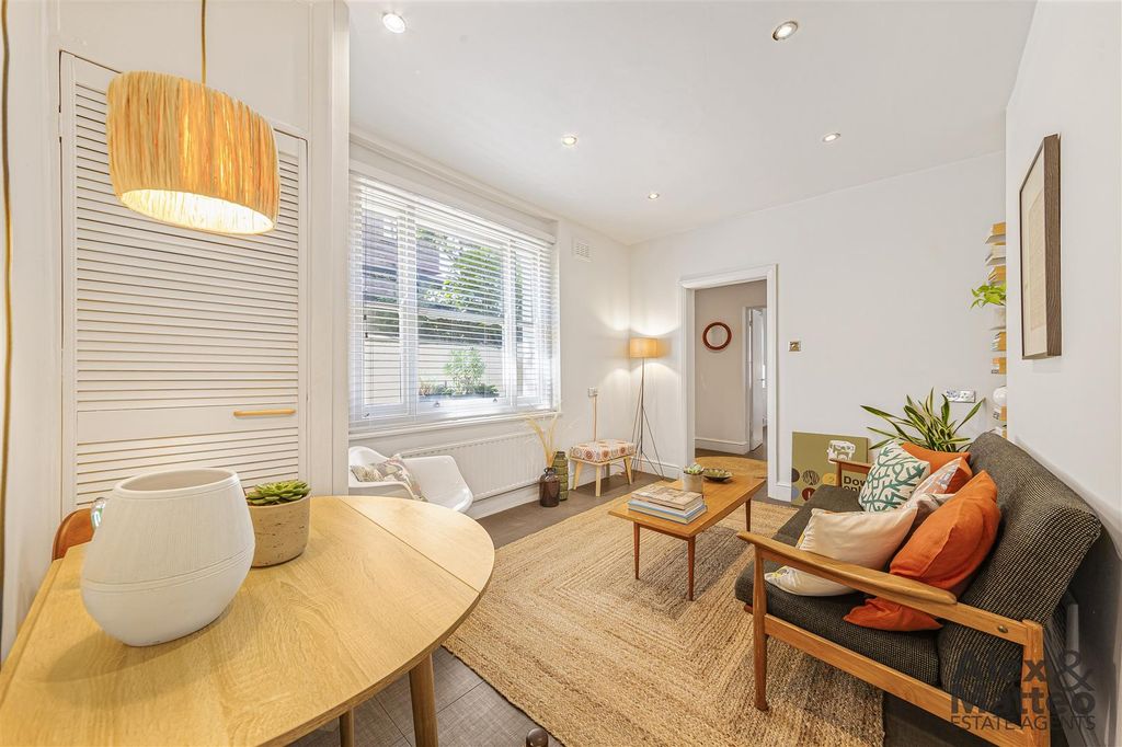 Property photo 3 of 13 Southwark Park Road
