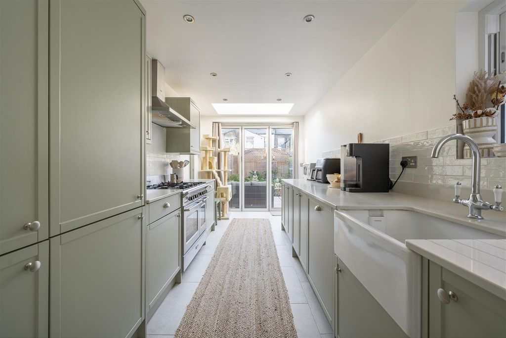 Property photo 3 of 22 Cheneys Road E11