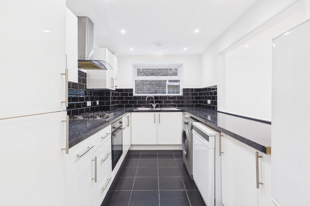 Property photo 2 of 11 Kitchen