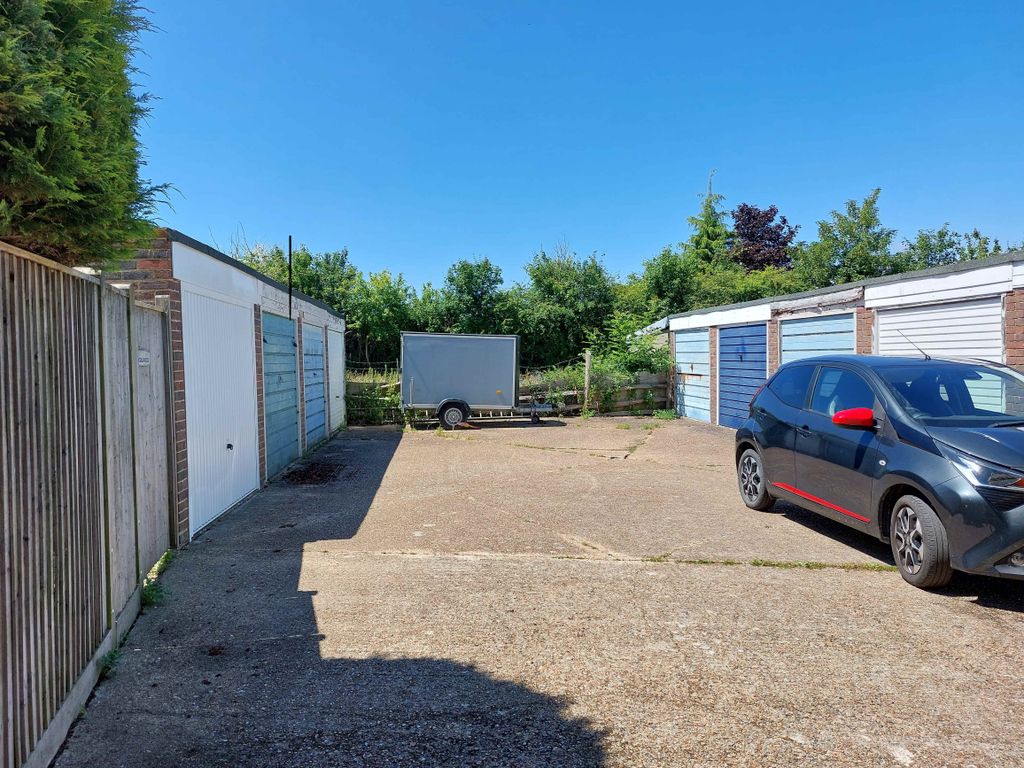 Property photo 1 of 2 Garage