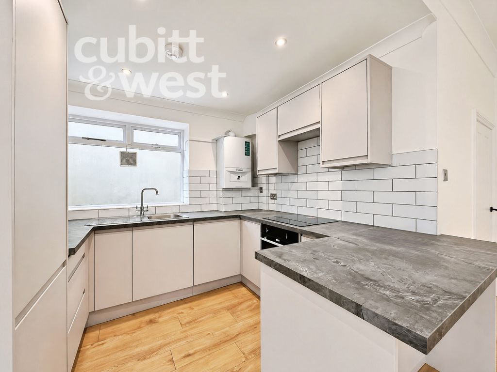 Property photo 3 of 12 Kitchen