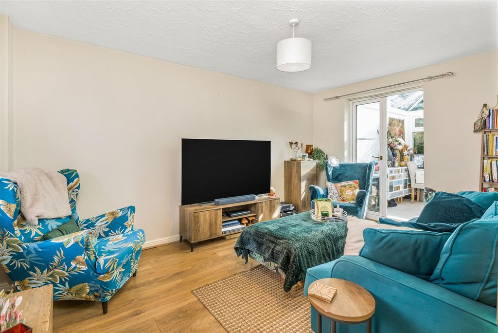 Property photo 2 of 11 27 Lord Grandison Way, Banbury-6.Jpg