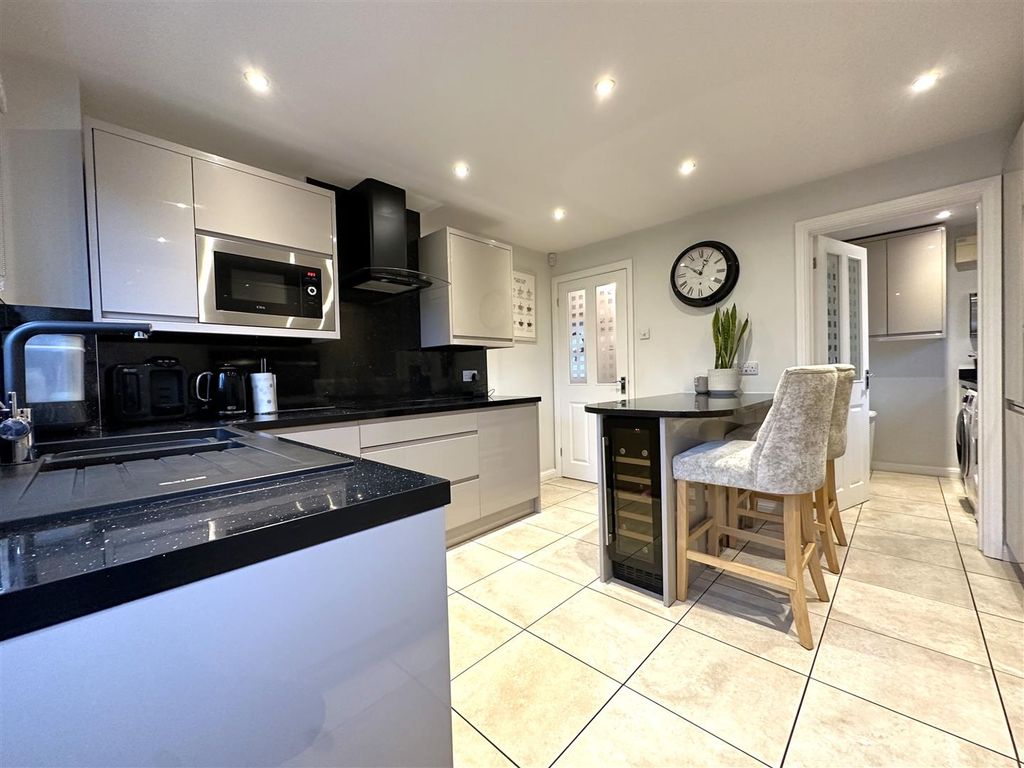 Property photo 2 of 21 Superb Breakfast Kitchen Into Utility Room 304
