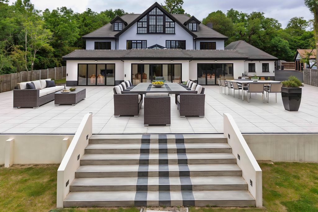 Property photo 3 of 24 Bayhill_89 - Outdoor - Modern - 9