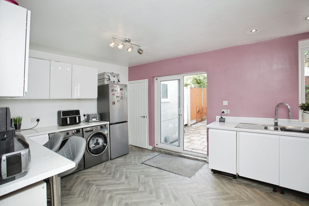 Property photo 3 of 15 Kitchen/Breakfast