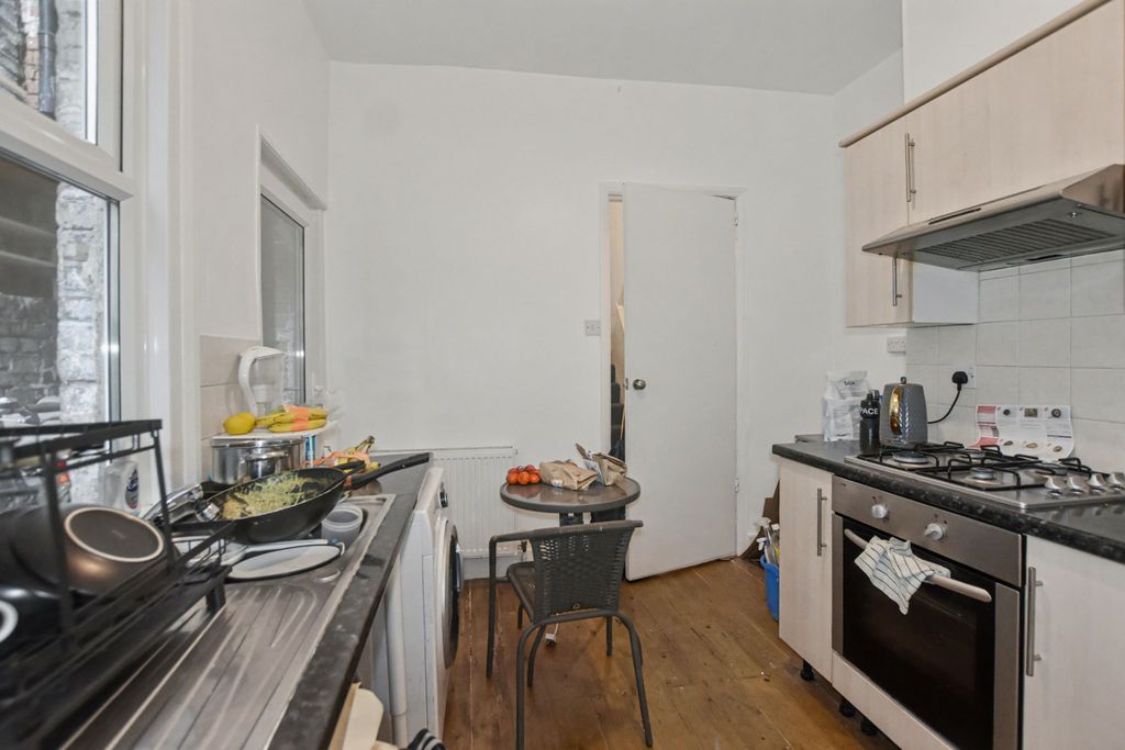 Property photo 3 of 9 17 Floyd Road, Charlton, London, Se7 8Ay