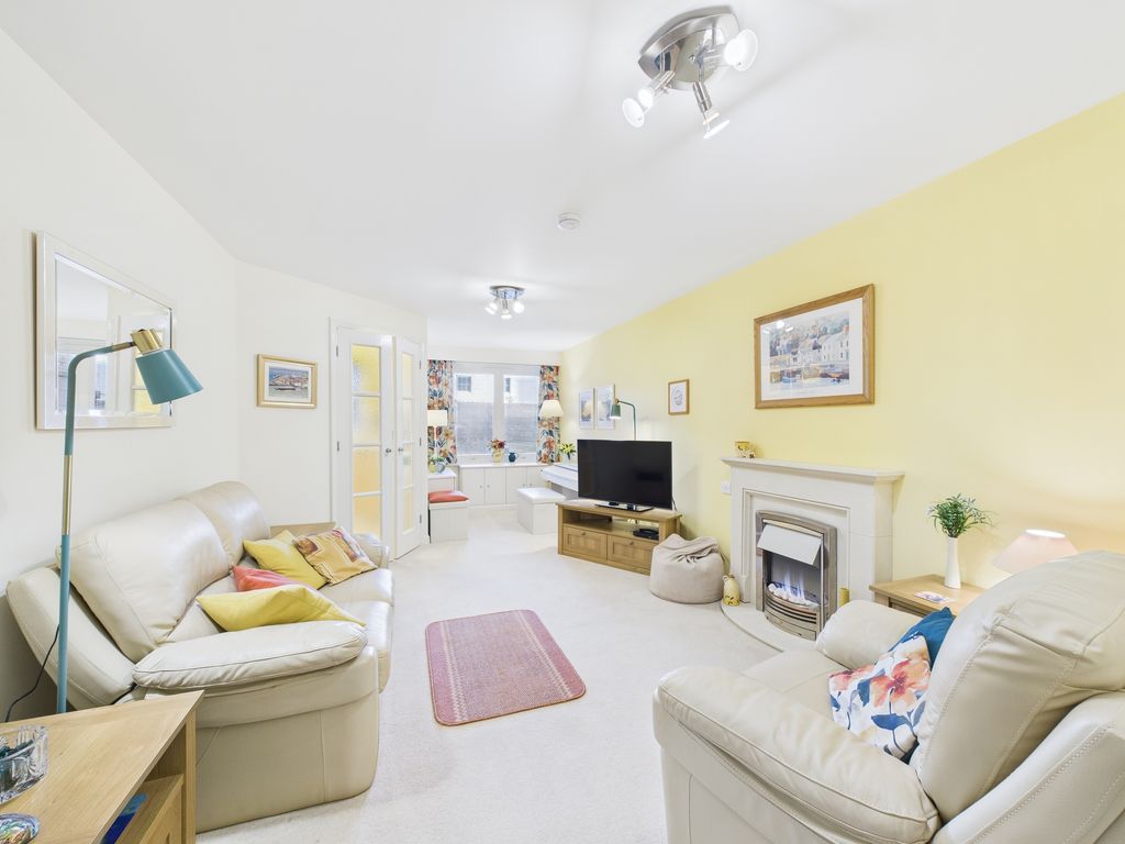 Property photo 2 of 9 Lounge