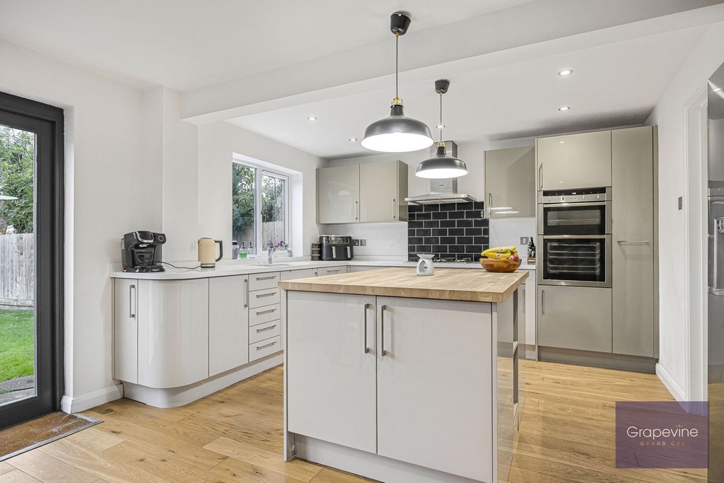 Property photo 3 of 24