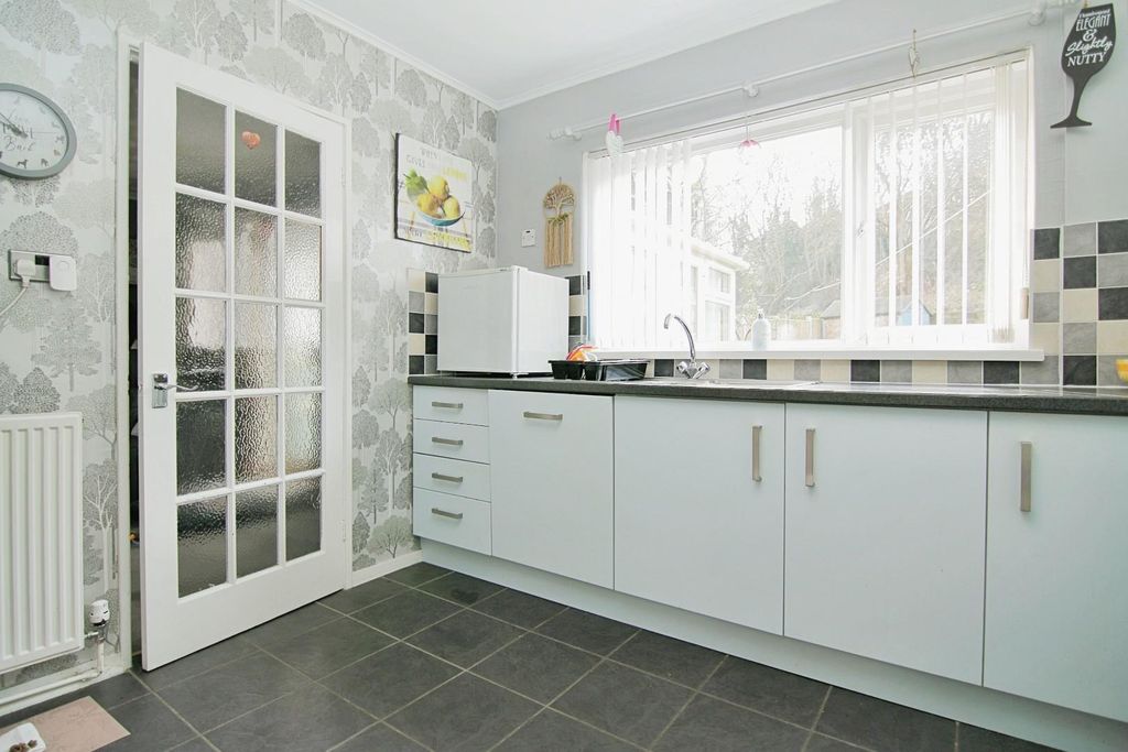 Property photo 3 of 18 Kitchen