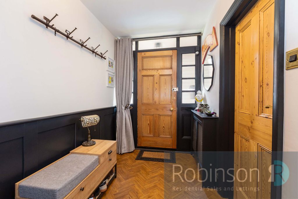 Property photo 2 of 19 9 Alexandra Road-7