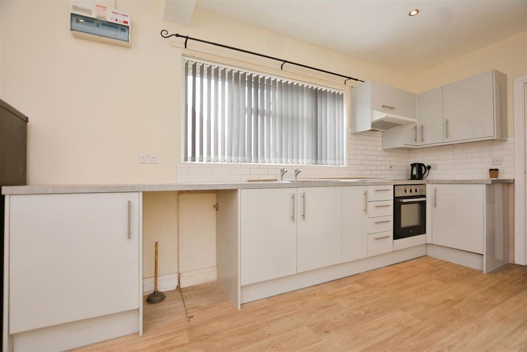 Property photo 3 of 9 Kitchen