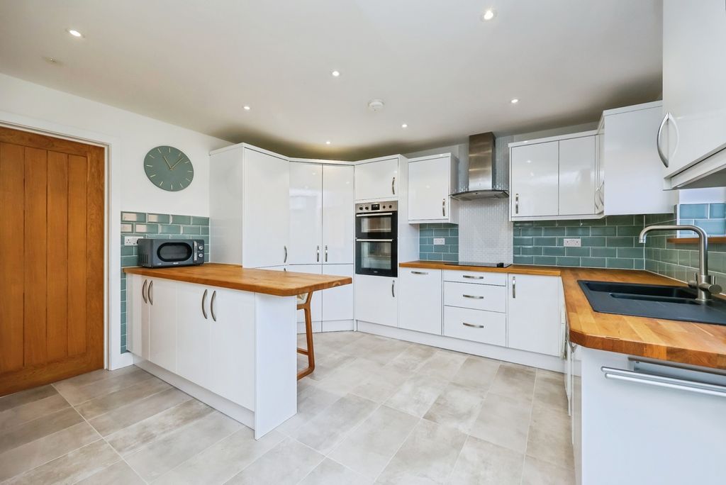 Property photo 2 of 16 Fitted Kitchen