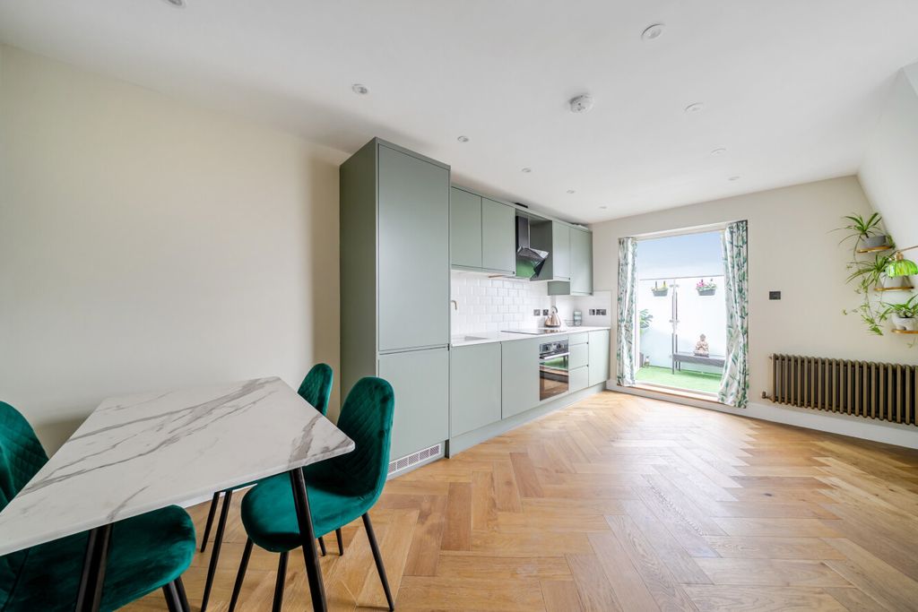 Property photo 2 of 14 1536172-9-6Ad0d1B...