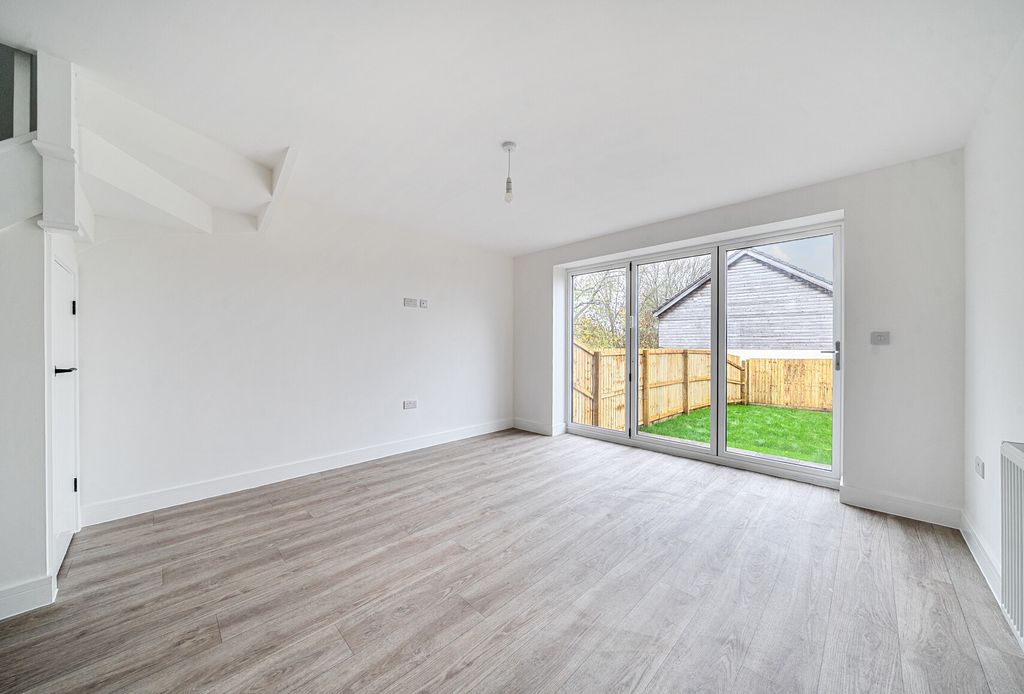 Property photo 2 of 14 1381378-8-69170Be...