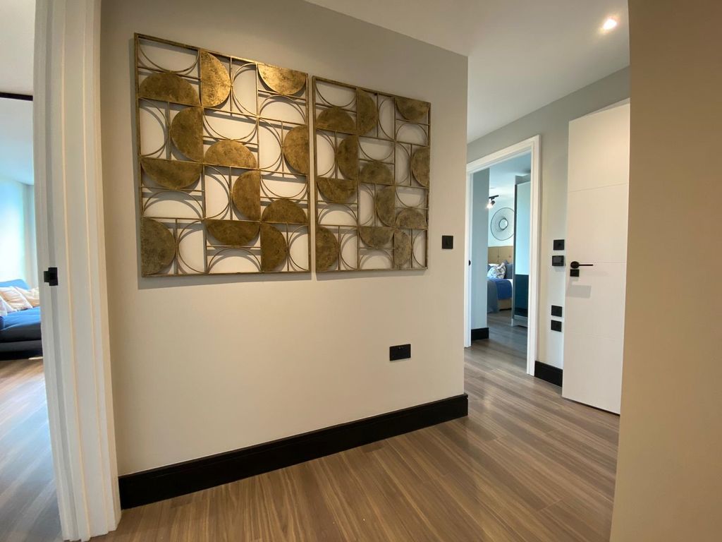 Property photo 2 of 7 Hallway