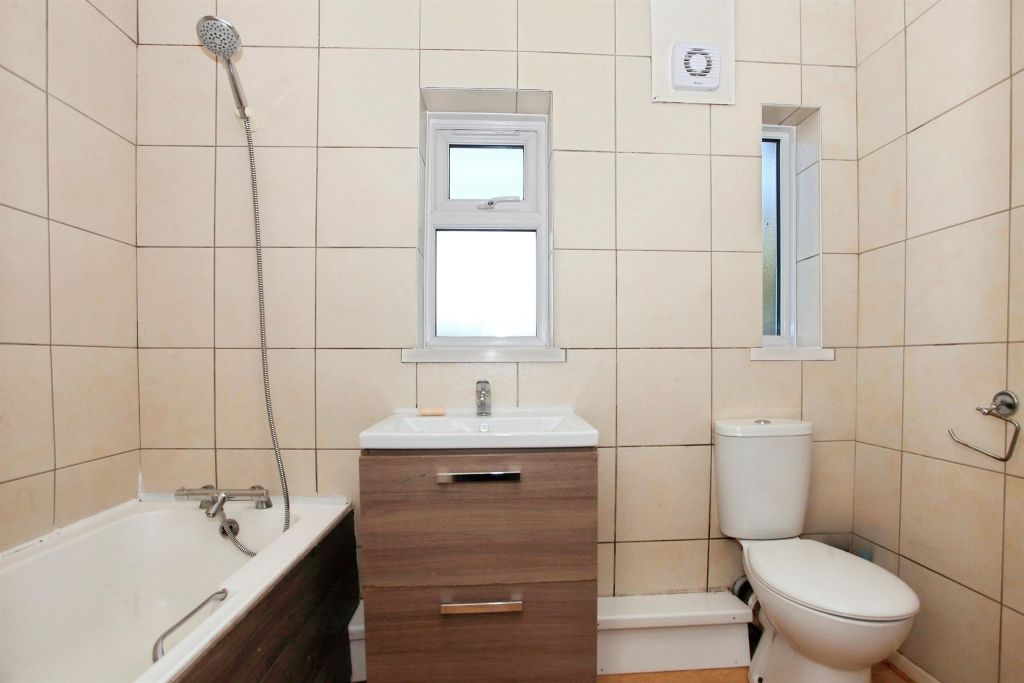 Property photo 2 of 18 Bathroom