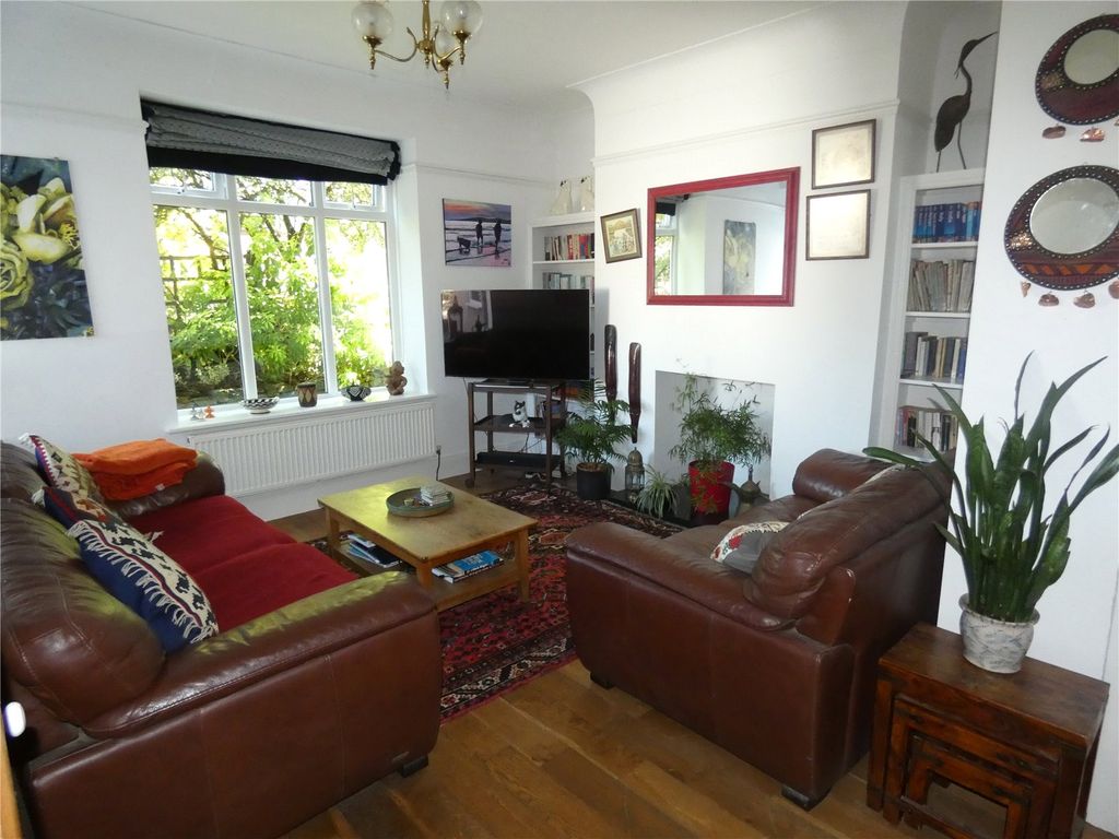 Property photo 3 of 21 Lounge