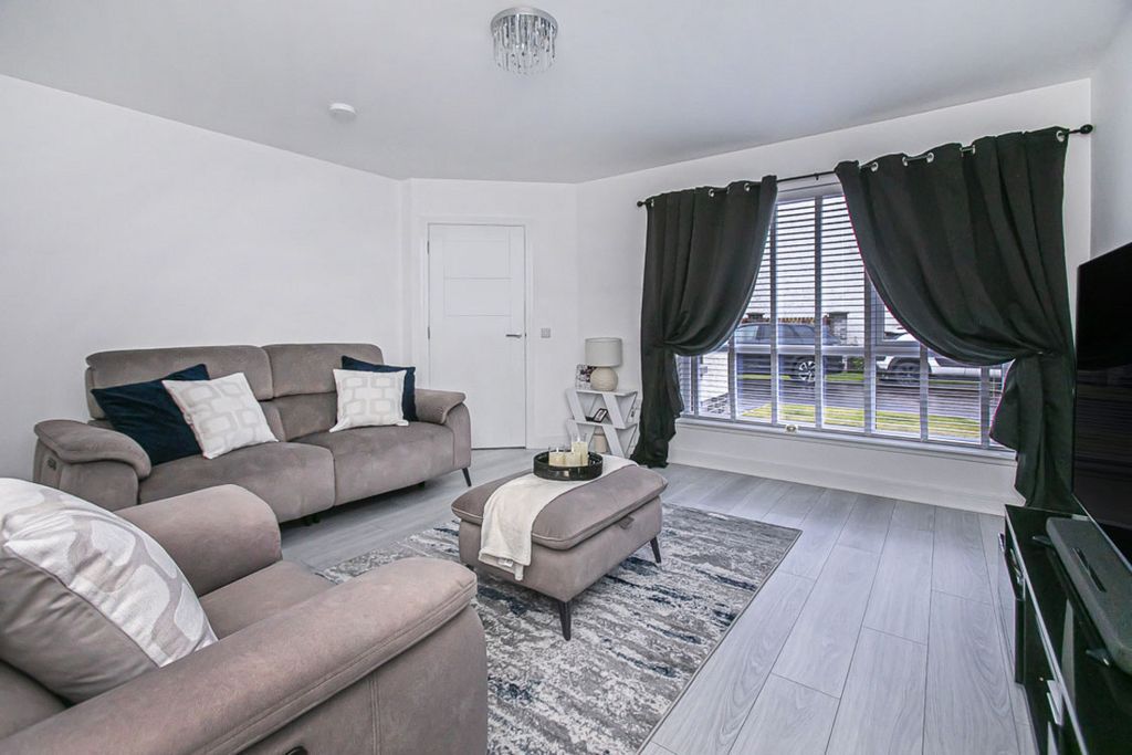 Property photo 2 of 28