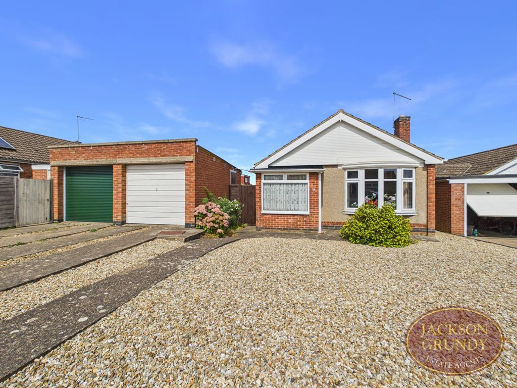 Property photo 1 of 8 16 Holmwood Close
