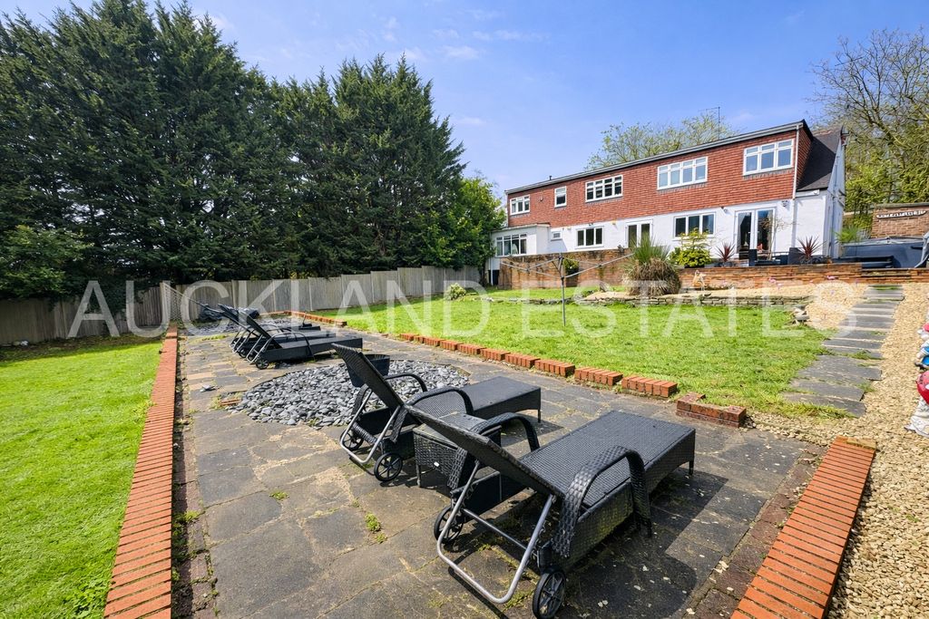 Property photo 2 of 40 Image00005