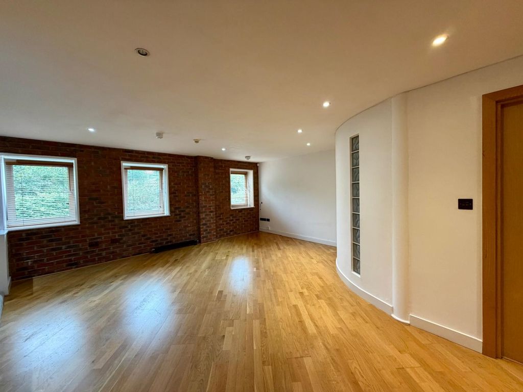 Property photo 3 of 11 12
