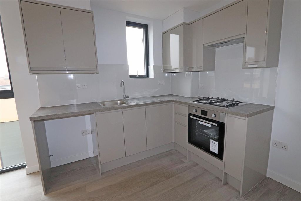 Property photo 2 of 7 Kitchen-Lounge