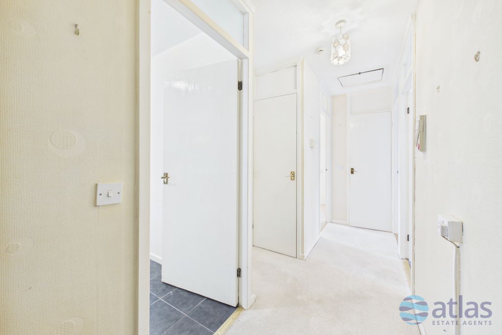 Property photo 2 of 16 Hallway